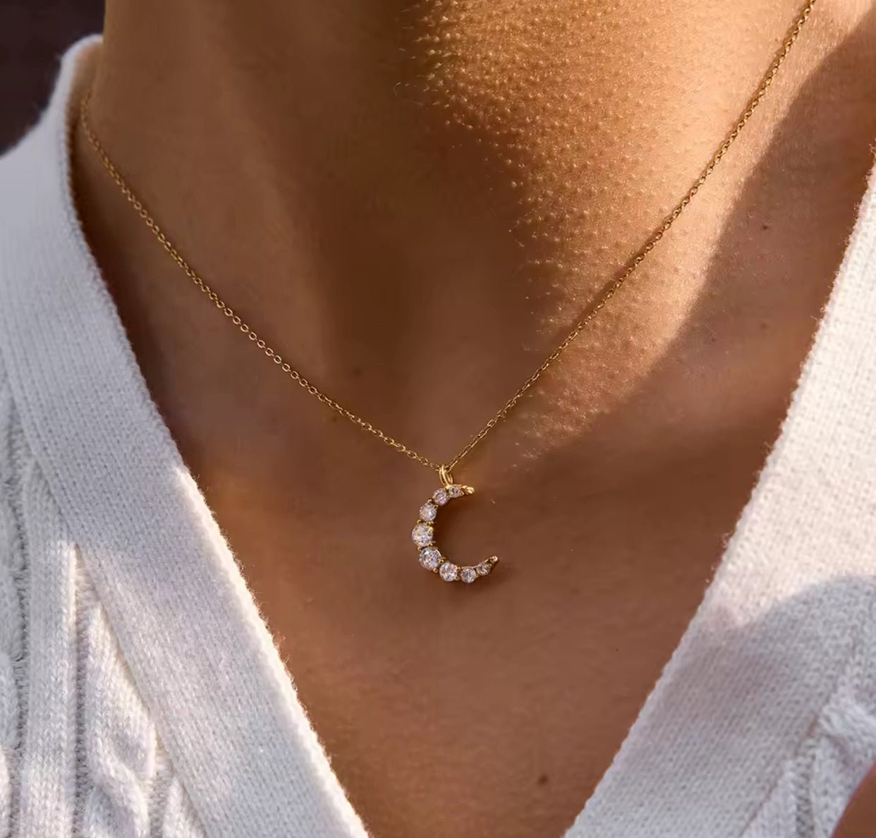 Collar "Crescent Moon Glow" – Media Luna en Acero Quirúrgico 316L - KIKABOX