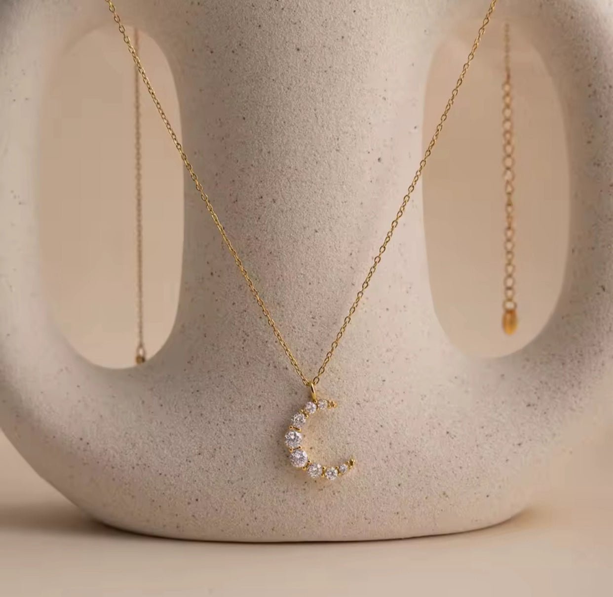 Collar "Crescent Moon Glow" – Media Luna en Acero Quirúrgico 316L - KIKABOX