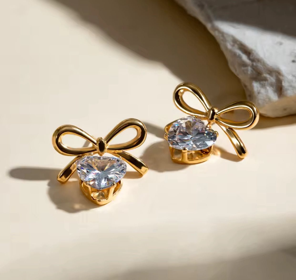 Broqueles Lovely Bow – Acero Quirúrgico 316L y Cristal Corazón - KIKABOX