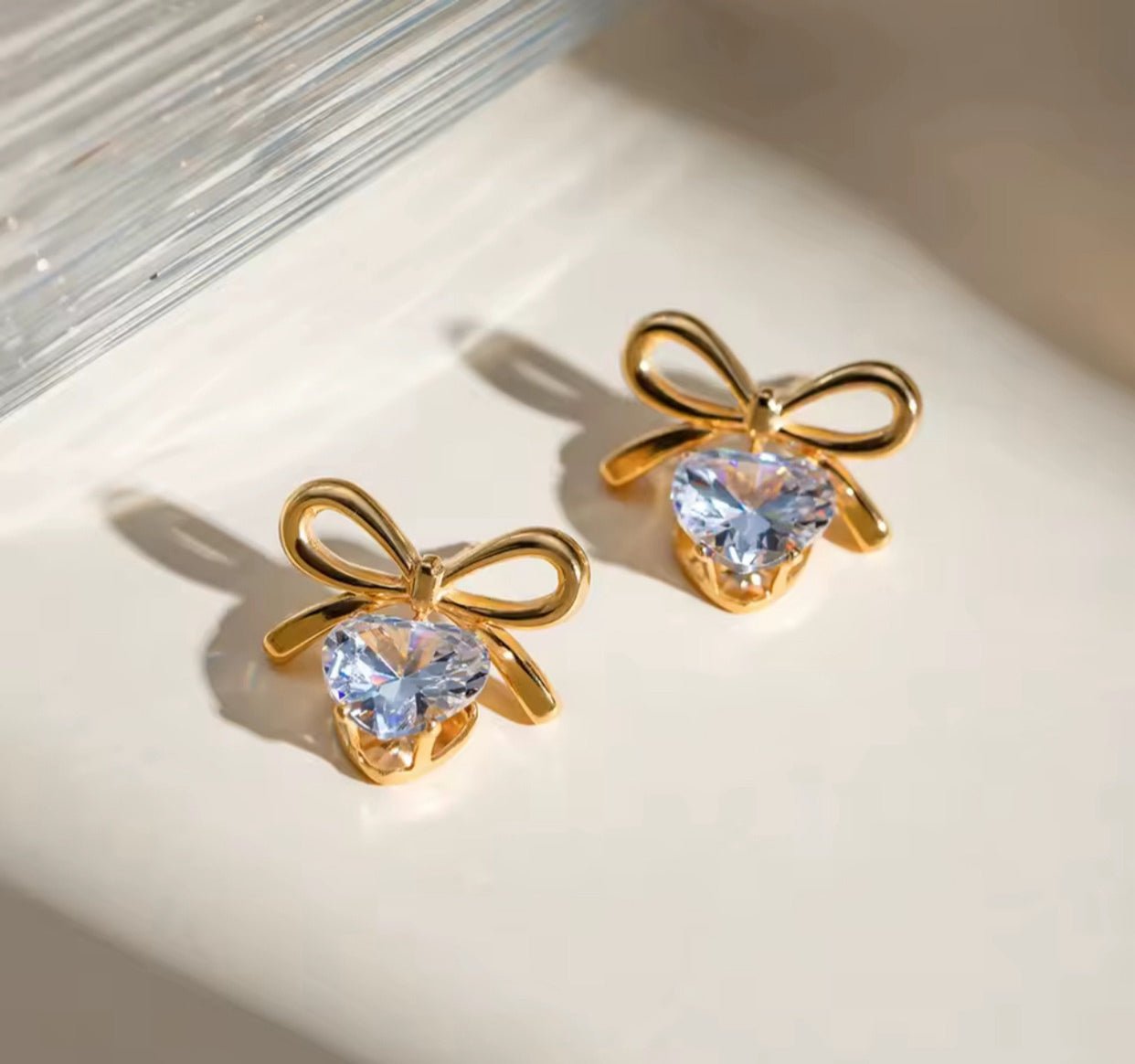 Broqueles Lovely Bow – Acero Quirúrgico 316L y Cristal Corazón - KIKABOX