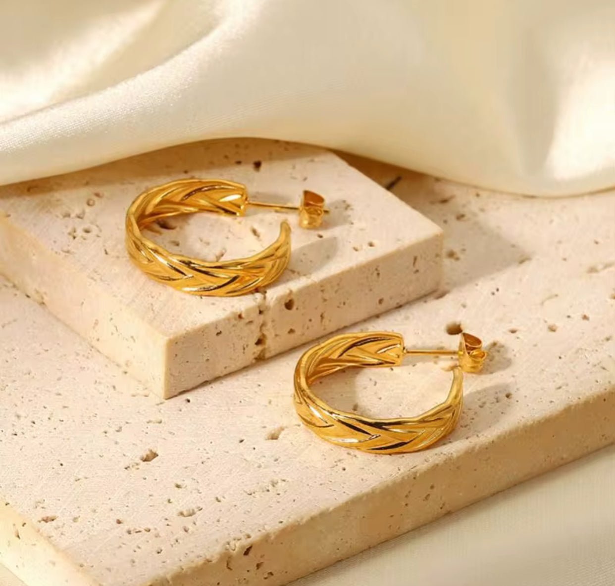 Pendientes Hoop Atenas – Textura Trenzada - 316L - KIKABOX