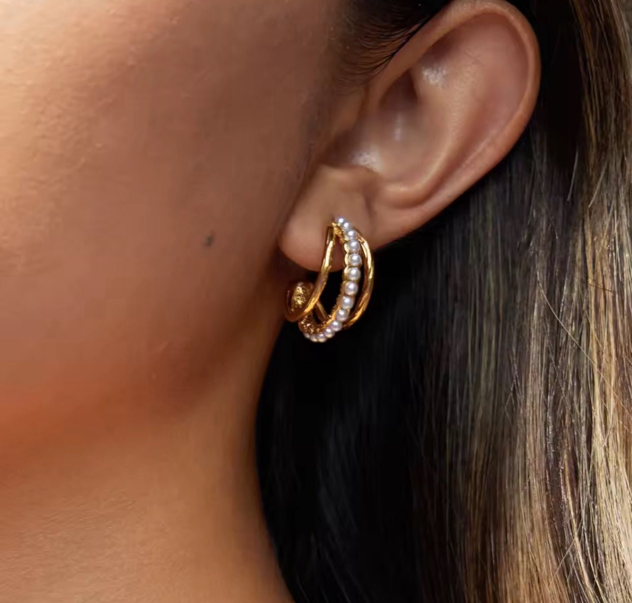 Aretes Triple Hoop con Detalle de Perlas – Acero Quirúrgico 316L - KIKABOX